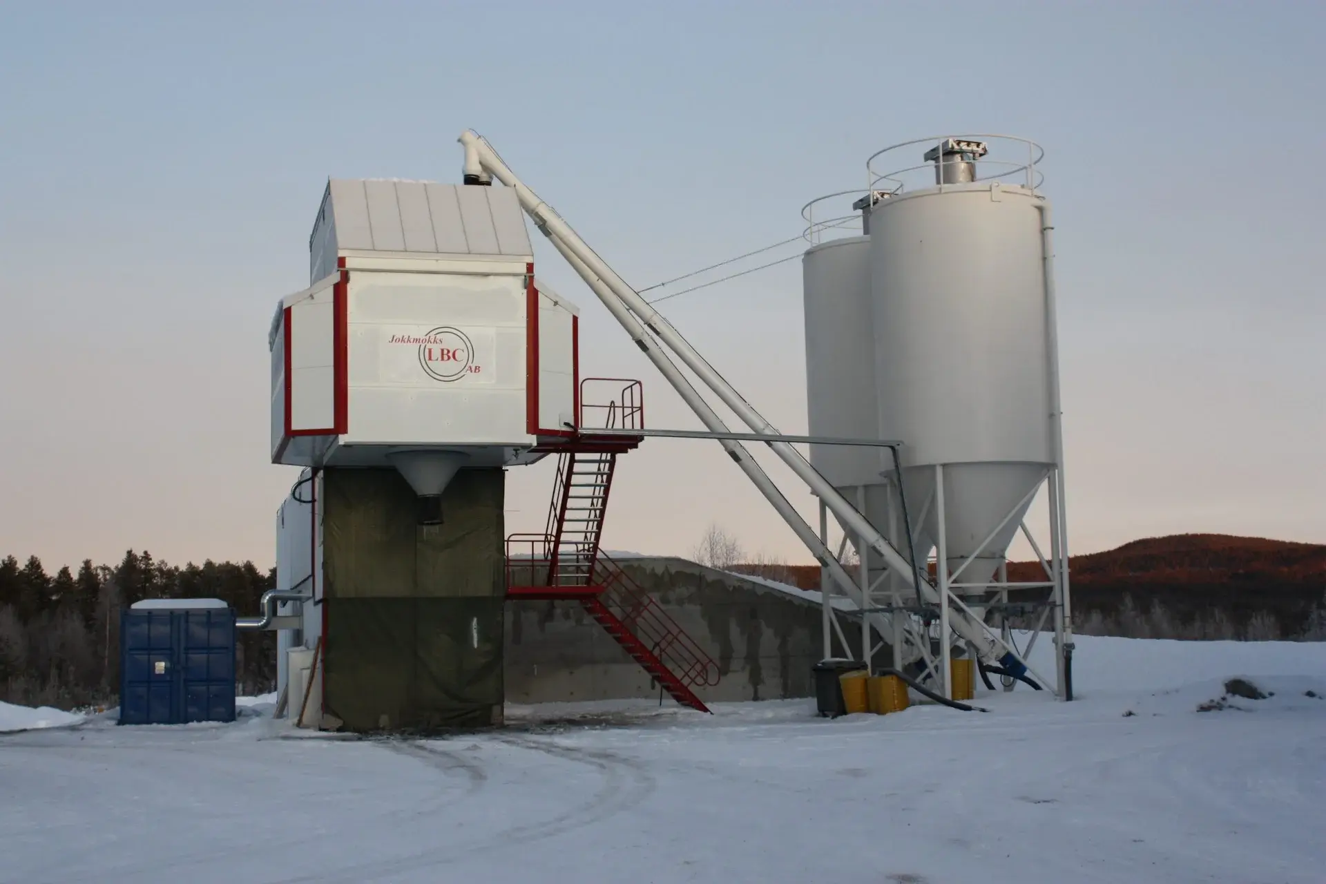 Betongstation hos Jokkmokks LBC i vinterlandskap